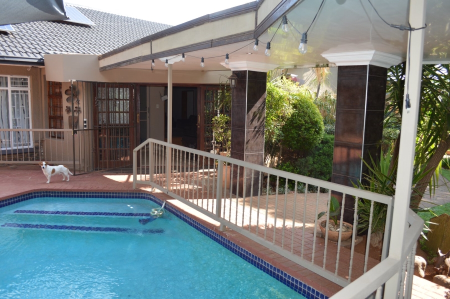 8 Bedroom Property for Sale in Flamwood North West